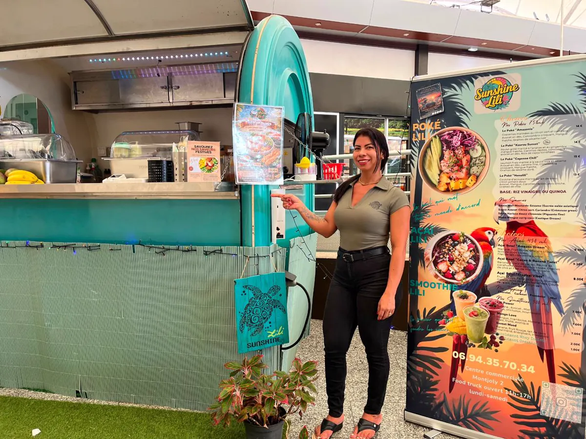 Lili, fondatrice de Sunshine Lili, devant son food truck au Centre commercial Montjoly 2
